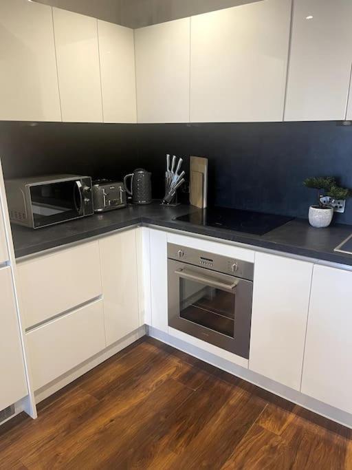 Lovely 2-Bedroom Condo With Balcony Manchester Buitenkant foto