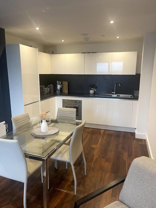 Lovely 2-Bedroom Condo With Balcony Manchester Buitenkant foto