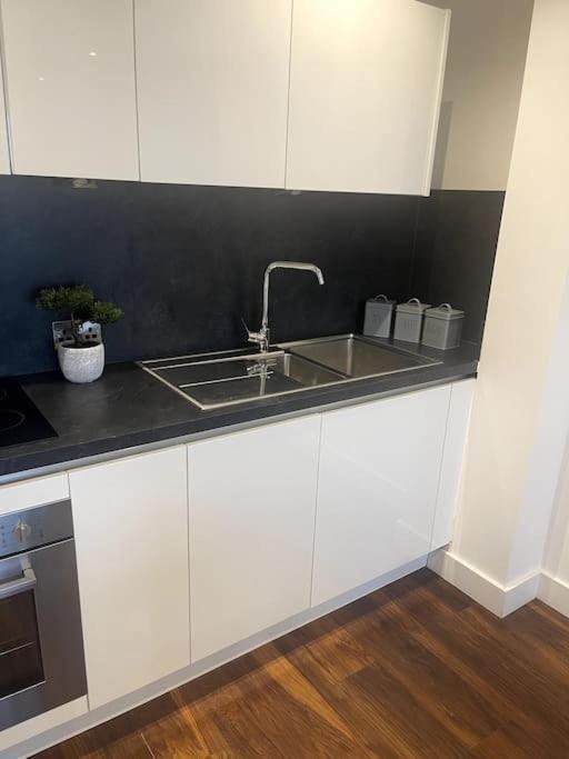 Lovely 2-Bedroom Condo With Balcony Manchester Buitenkant foto