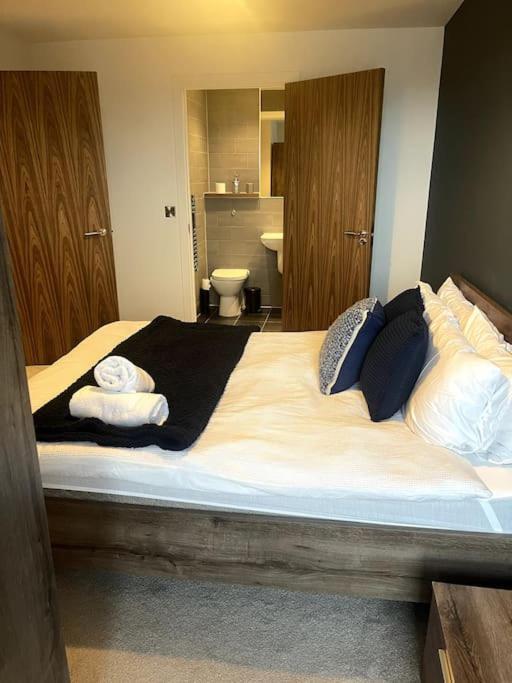 Lovely 2-Bedroom Condo With Balcony Manchester Buitenkant foto